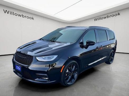 Used 2025 Chrysler Pacifica Limited FWD image 1