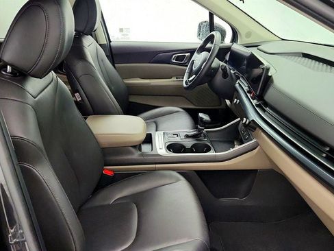 Used 2025 Kia Carnival FWD image 23