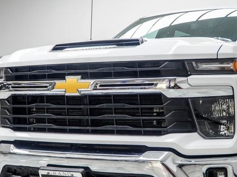 Used 2025 Chevrolet Silverado 2500 LT w/ Convenience Package AWD/4WD image 2