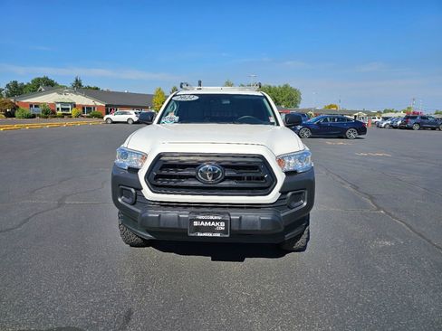 Used 2022 Toyota Tacoma SR image 3