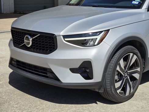 Used 2023 Volvo XC40 B5 Plus image 12