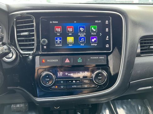 Used 2018 Mitsubishi Outlander SEL AWD/4WD image 19