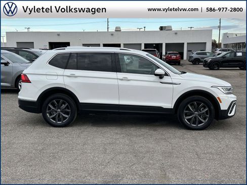 Certified 2022 Volkswagen Tiguan SE image 2