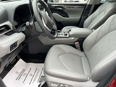 Certified 2025 Toyota Highlander Platinum image 20