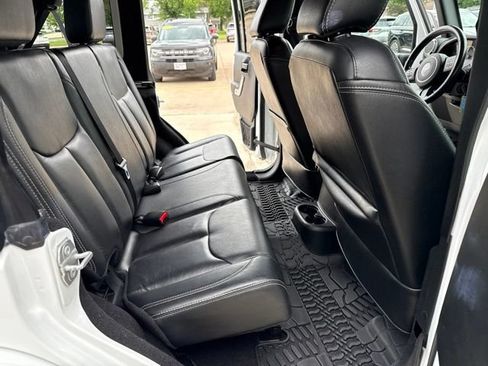 Used 2018 Jeep Wrangler Unlimited Sahara w/ Connectivity Group AWD/4WD image 18
