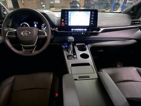 Used 2024 Toyota Sienna XLE Woodland Edition image 14