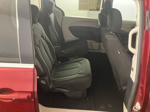 Used 2017 Chrysler Pacifica Touring FWD image 16