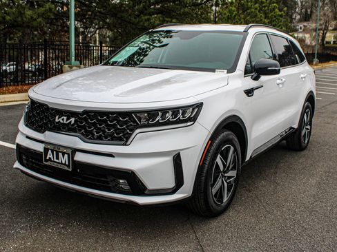 Used 2023 Kia Sorento EX FWD image 2