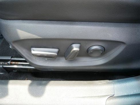 Certified 2018 Toyota Camry SE image 16