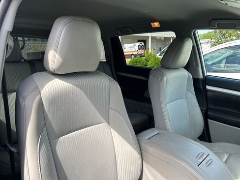 Used 2018 Toyota Highlander Plus FWD image 15