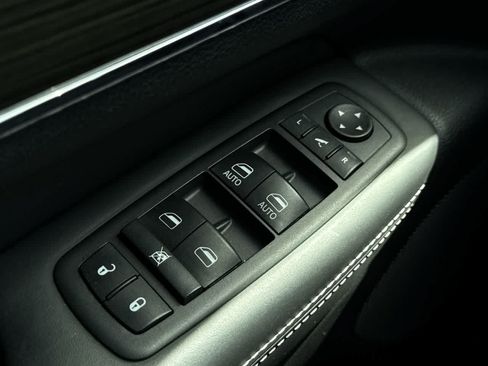 Used 2014 Jeep Grand Cherokee Overland AWD/4WD image 22