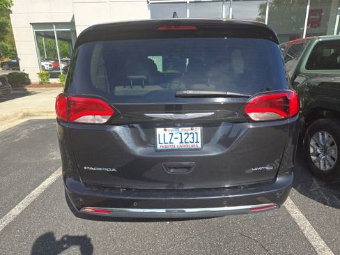 Used 2017 Chrysler Pacifica Limited w/ UConnect Theater Package FWD image 4