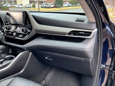 Used 2022 Toyota Highlander XLE image 18
