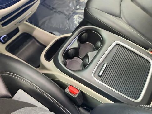 Used 2024 Chrysler Pacifica Touring-L image 32