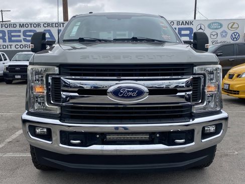Used 2019 Ford F250 XLT w/ XLT Premium Package image 3