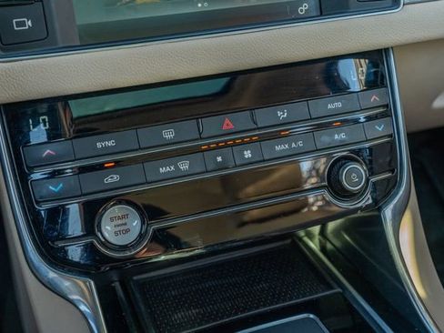 Used 2016 Jaguar XF Premium image 30