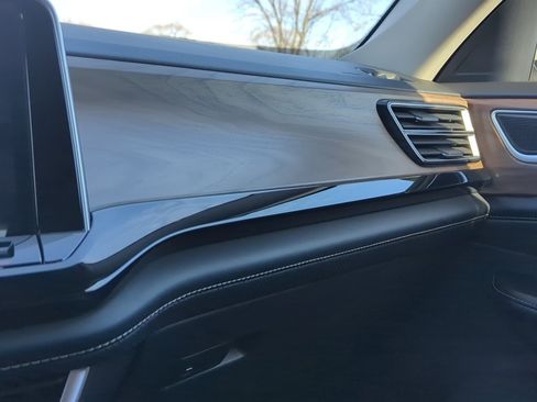 Used 2024 Volkswagen Atlas SE image 25