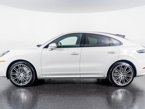 Used 2022 Porsche Cayenne Turbo image 16