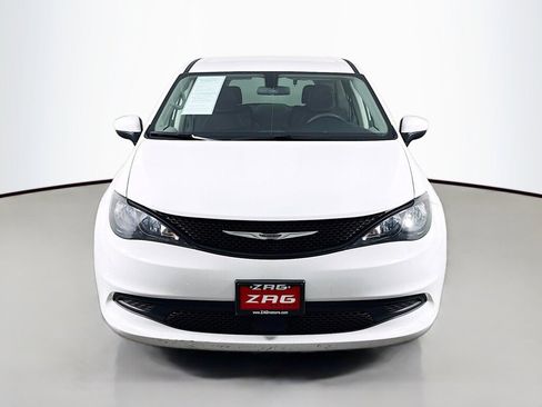 Used 2022 Chrysler Voyager LX image 8