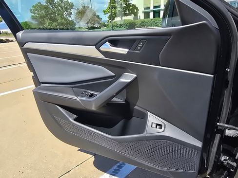 Used 2025 Volkswagen Jetta SE w/ Sunroof Package FWD image 18