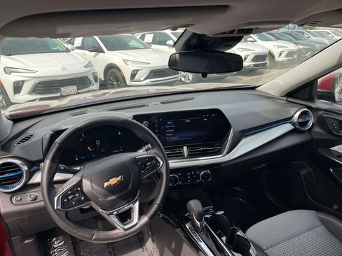 Used 2025 Chevrolet Trax LT w/ LT Convenience Package image 34