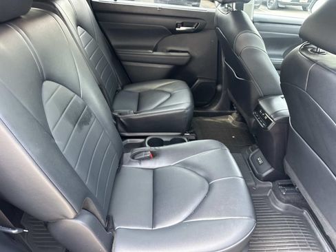 Used 2024 Toyota Highlander XLE AWD/4WD image 15