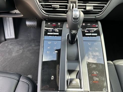 Used 2025 Porsche Macan AWD/4WD image 23