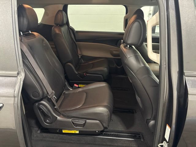 Used 2025 Kia Carnival FWD image 32