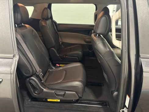 Used 2025 Kia Carnival FWD image 32