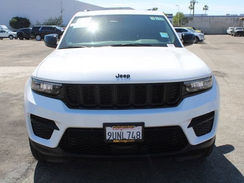 Used 2025 Jeep Grand Cherokee Altitude RWD image 2