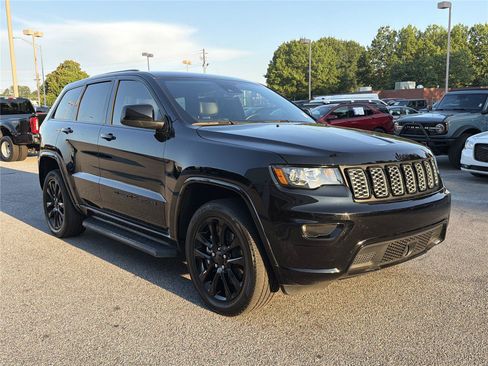 Used 2022 Jeep Grand Cherokee Laredo X AWD/4WD image 3