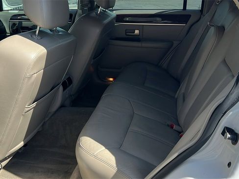 Used 2009 Lincoln Town Car Signature Limited image 11