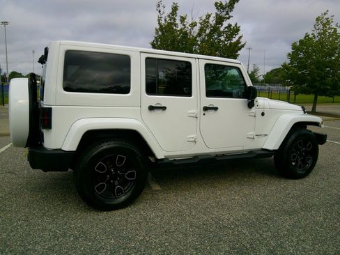 Used 2018 Jeep Wrangler Unlimited Sahara AWD/4WD image 14
