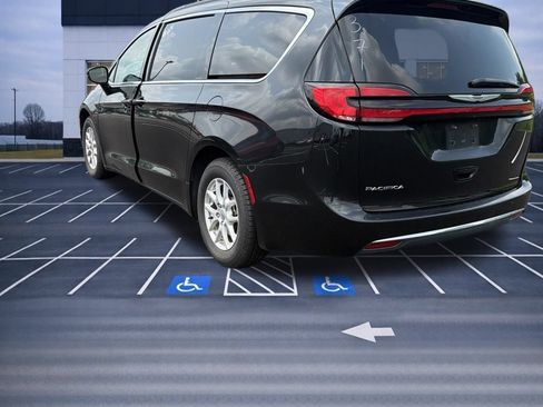 Used 2022 Chrysler Pacifica Touring-L FWD image 7
