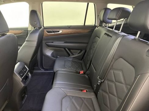 Used 2025 Volkswagen Atlas SE AWD/4WD image 18