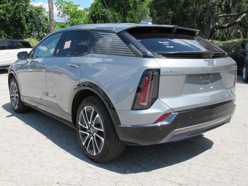 Used 2025 Cadillac Optiq Sport 2 w/ LPO, Floor Liner Package AWD/4WD image 3