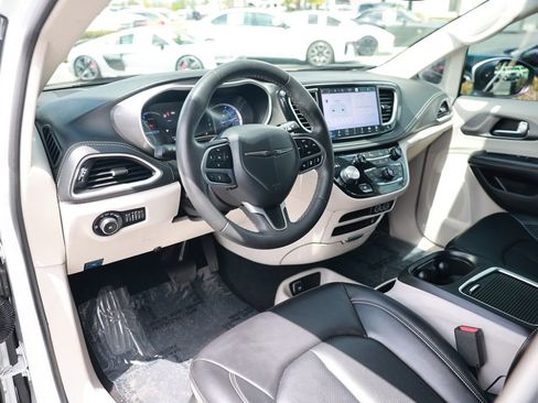 Used 2023 Chrysler Pacifica Touring-L w/ Uconnect Theater Family Group FWD image 16