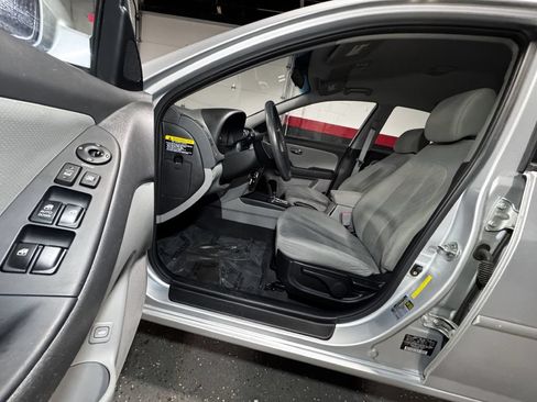 Used 2010 Hyundai Elantra GLS FWD image 9