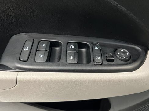 Used 2025 Hyundai Venue SEL FWD image 15