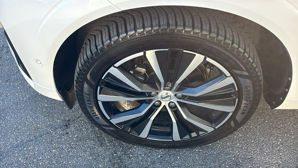 Certified 2024 Volvo XC60 B5 Plus w/ Protection Package Premier AWD/4WD image 32