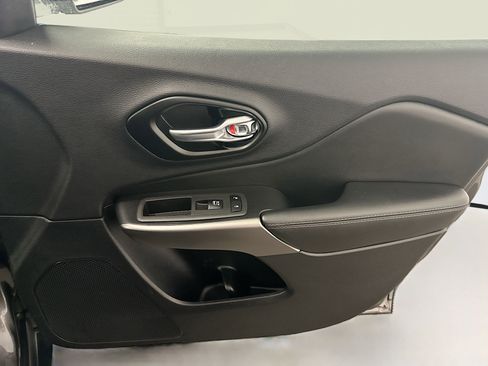 Used 2022 Jeep Cherokee Latitude Lux w/ Sun & Sound Group image 35