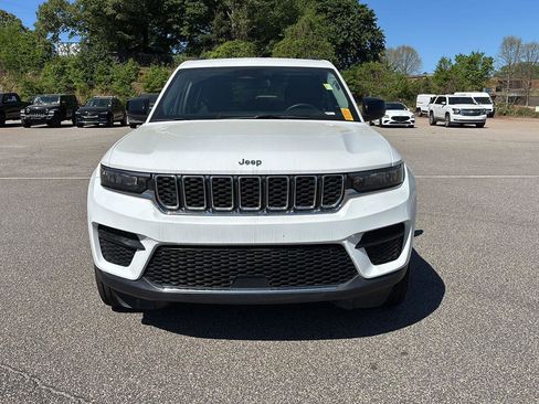 Used 2023 Jeep Grand Cherokee Laredo image 2