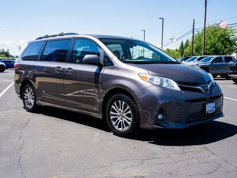 Used 2020 Toyota Sienna XLE FWD image 6