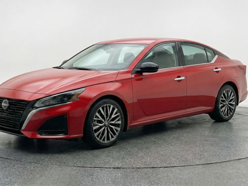 Used 2025 Nissan Altima 2.5 SV FWD image 3