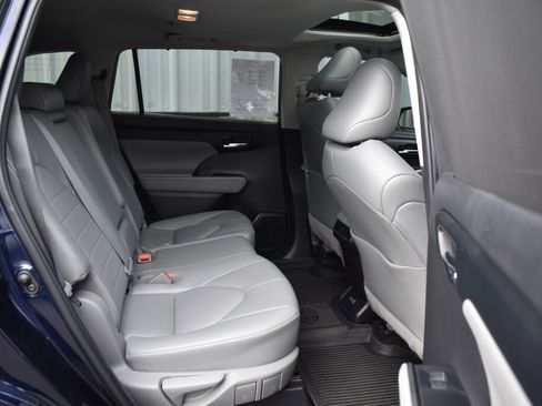Used 2022 Toyota Highlander XLE AWD/4WD image 23