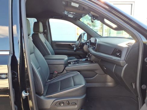 Used 2025 Chevrolet Suburban Premier AWD/4WD image 20