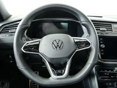 Certified 2022 Volkswagen Tiguan SE R-Line image 10