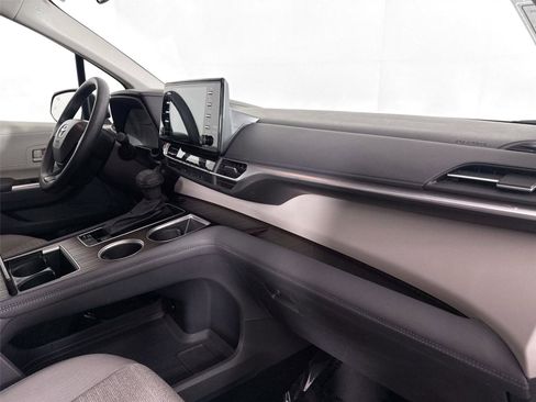 Certified 2024 Toyota Sienna LE image 38