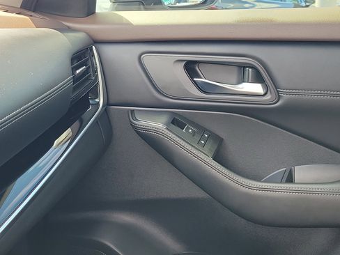 Used 2023 Nissan Rogue SL w/ SL Premium Package image 32