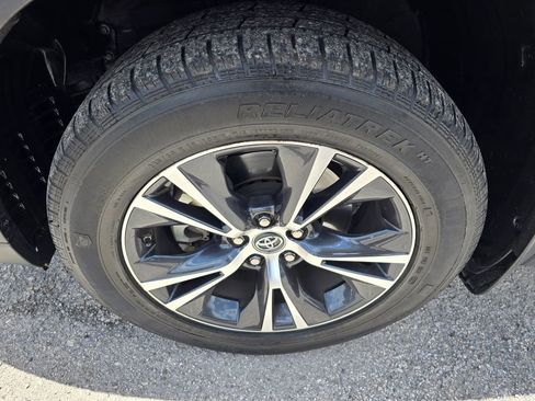 Used 2019 Toyota Highlander LE AWD/4WD image 9